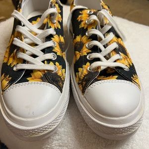 🧿 2/$23 DEAL!!!🌻 Sunflower patterned shoes size 10.5 🌻